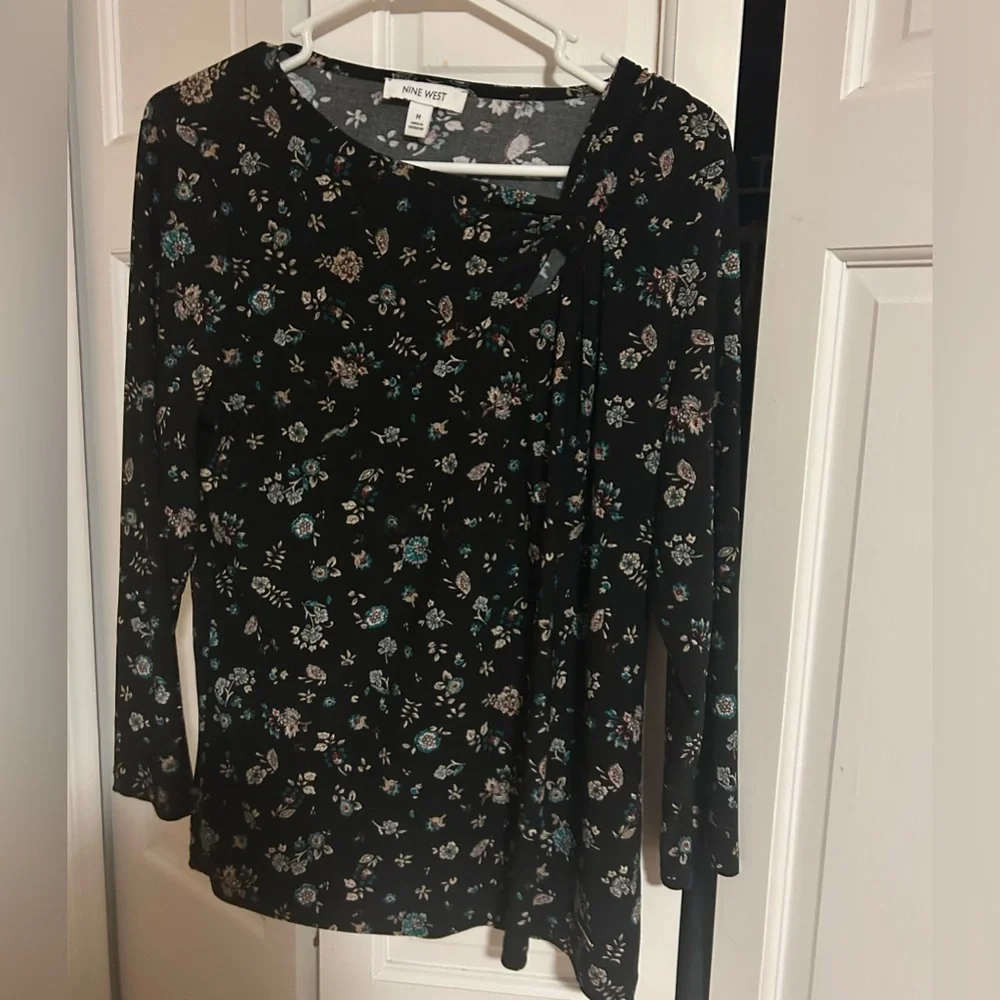 Nine West Black and Floral Women's Top- Size Medium - Picture 1 of 9